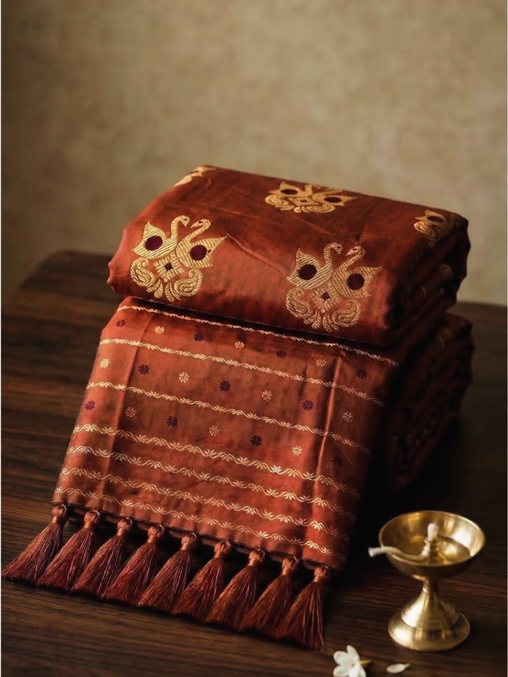 Saree weaving thread and zari detail